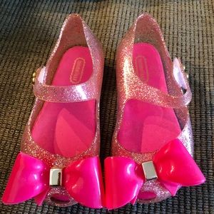 Super cute pink sparkly jelly shoes with big bow.